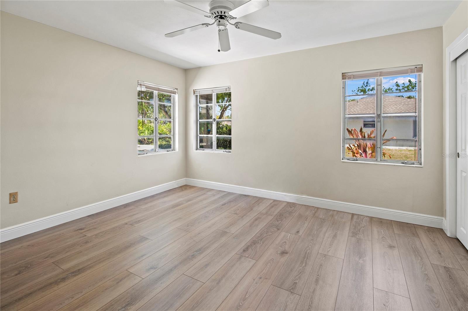 Listing photo id 6 for 214 49th Street W