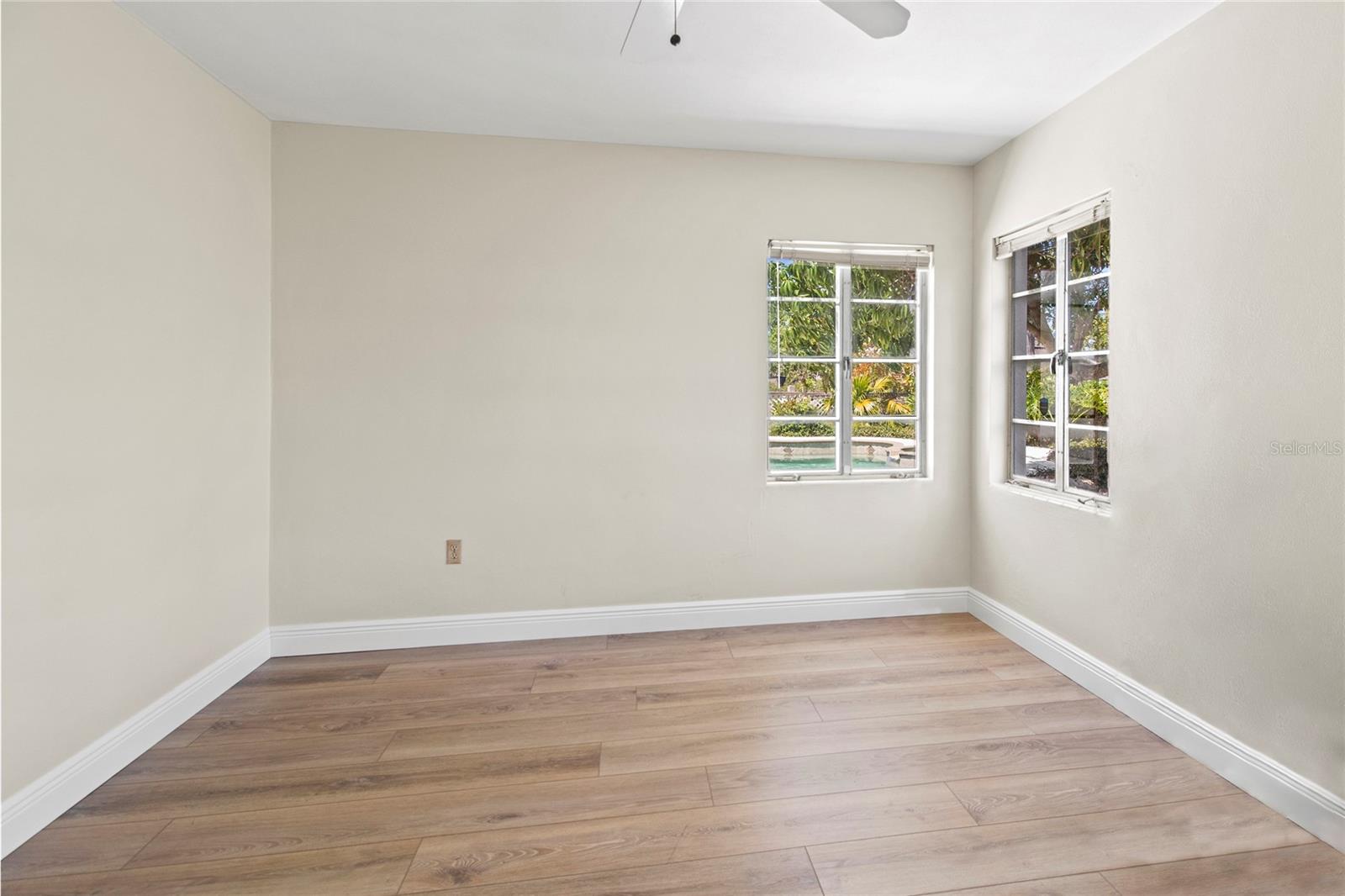 Listing photo id 7 for 214 49th Street W