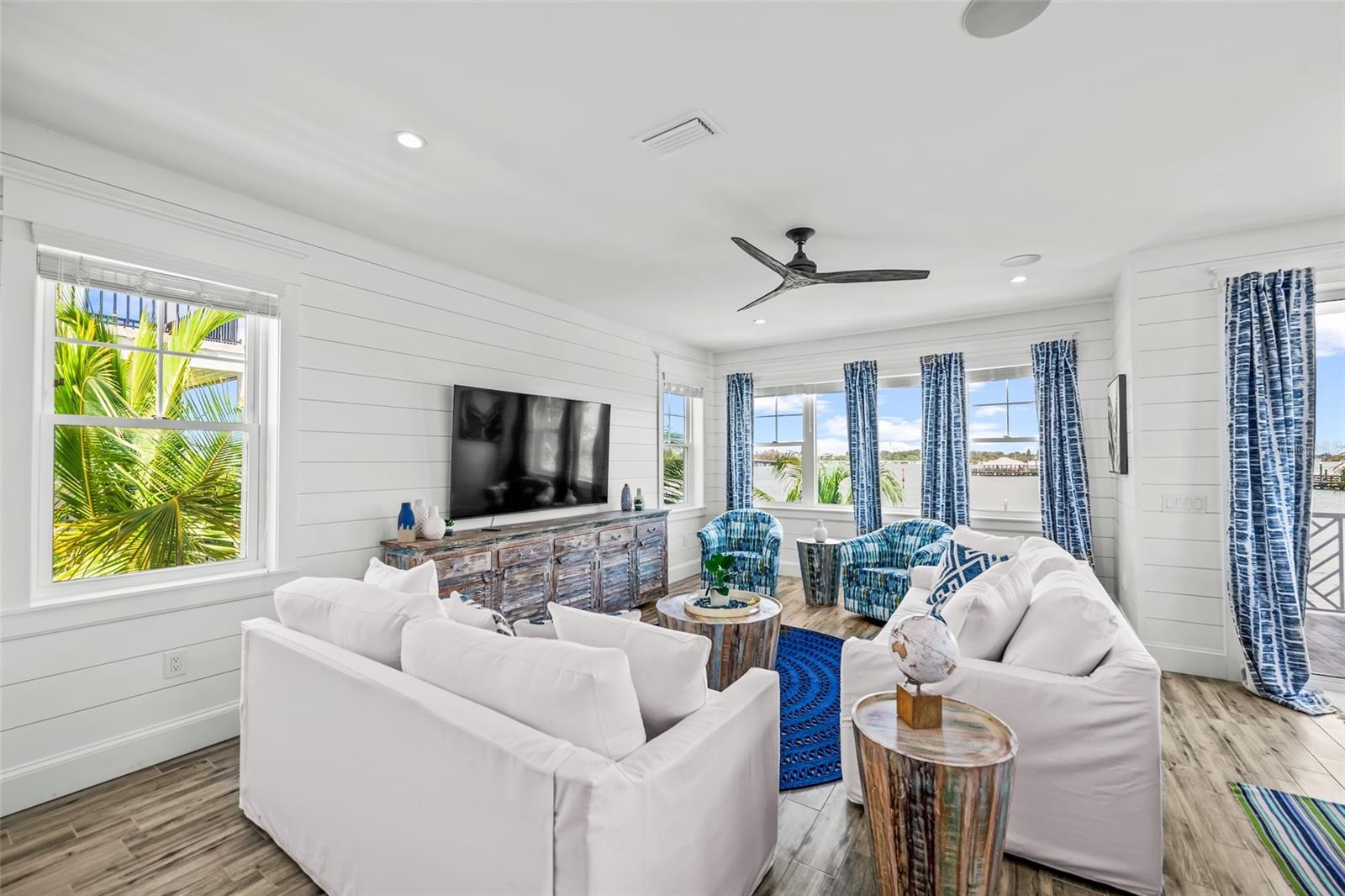 Image 16 of 92 For 201 Bay Drive N