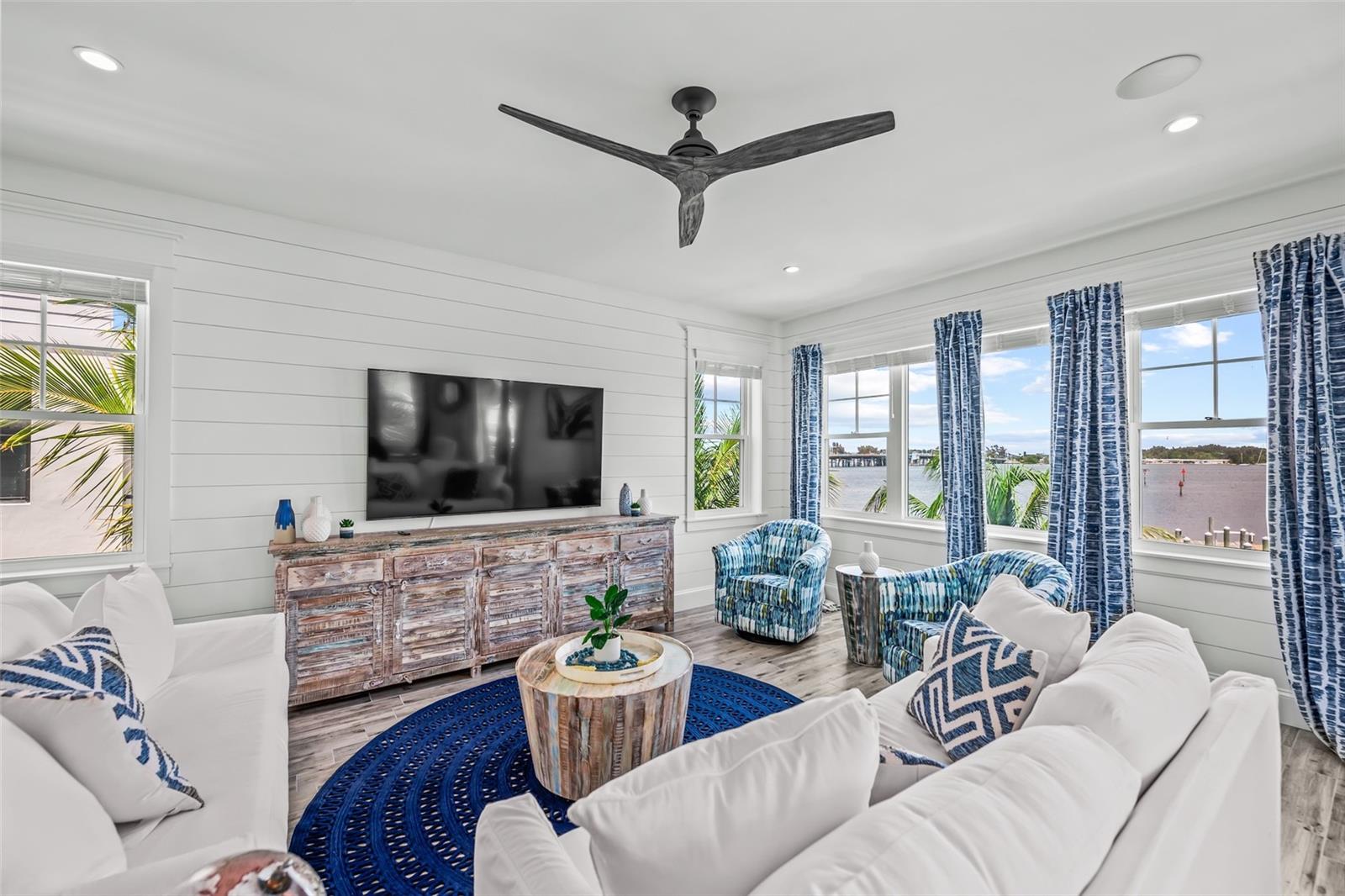 Image 20 of 92 For 201 Bay Drive N
