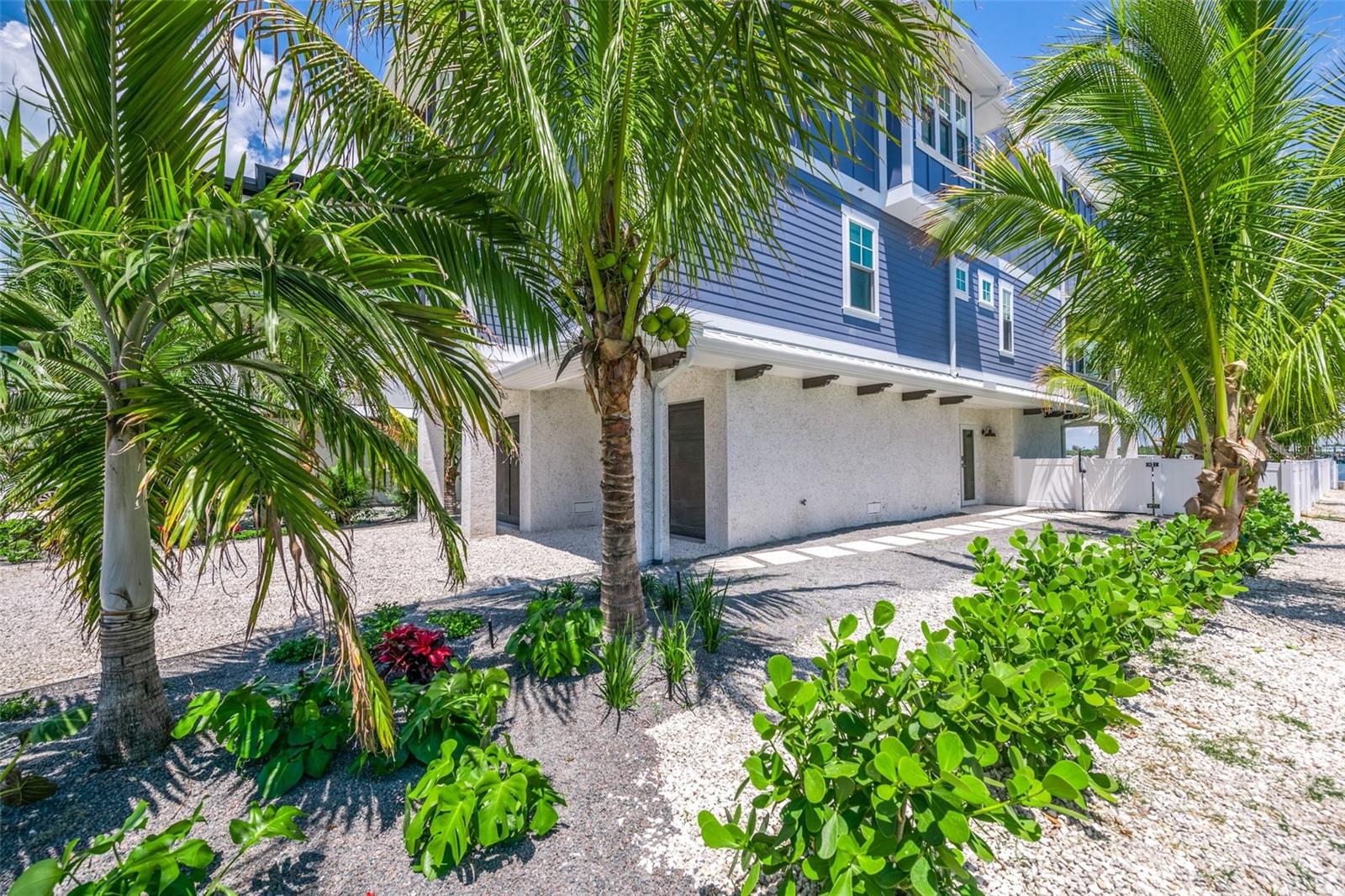 Image 3 of 92 For 201 Bay Drive N