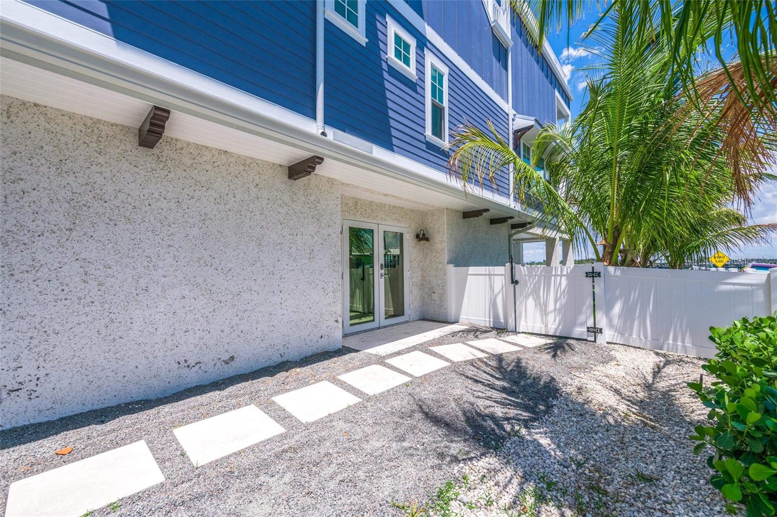 Image 4 of 92 For 201 Bay Drive N