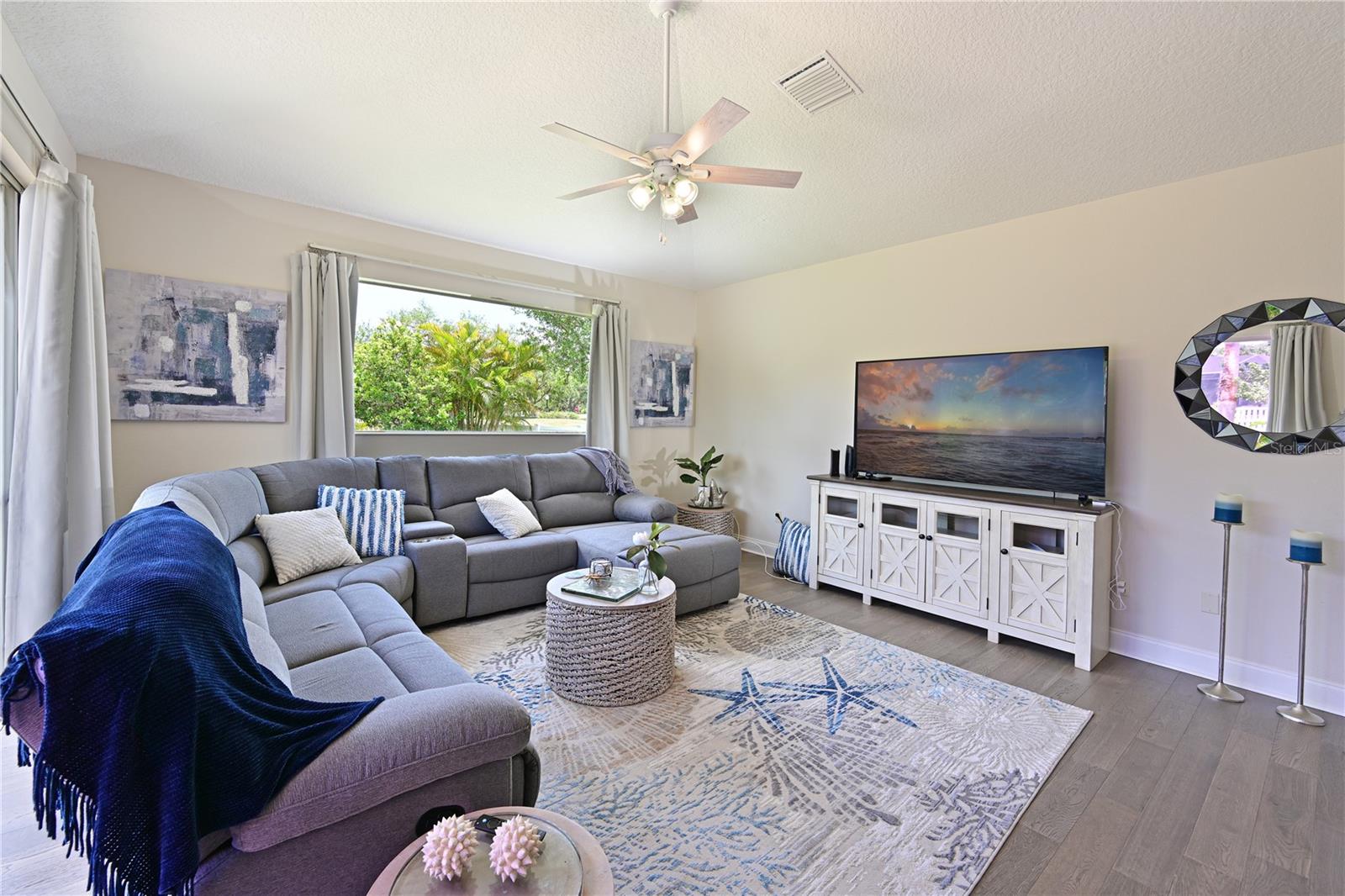 Image 11 of 41 For 211 Dahlia Court