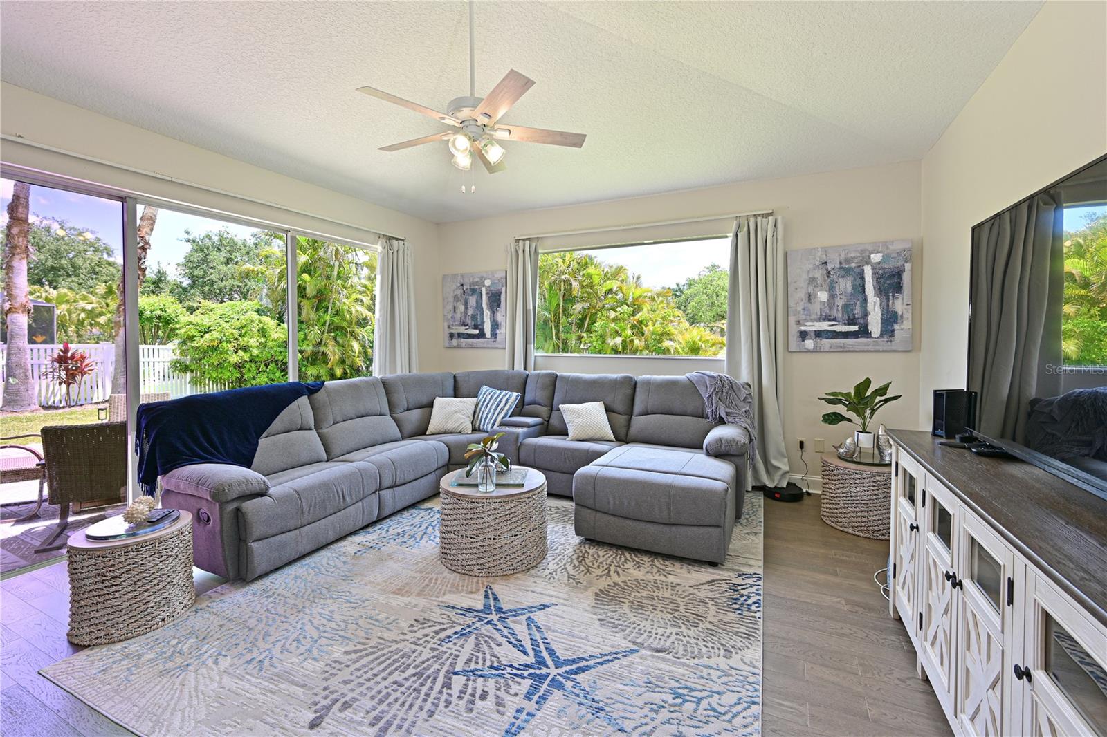 Image 12 of 41 For 211 Dahlia Court