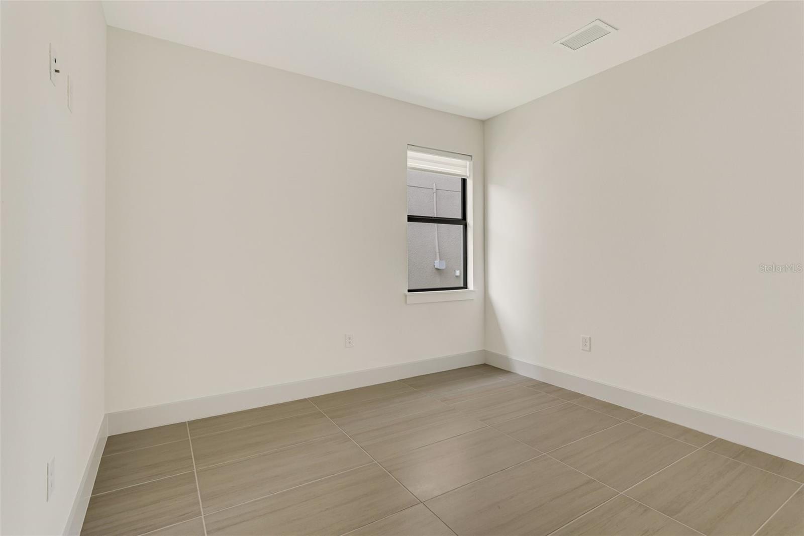 Image 26 of 45 For 18525 Midsummer Place