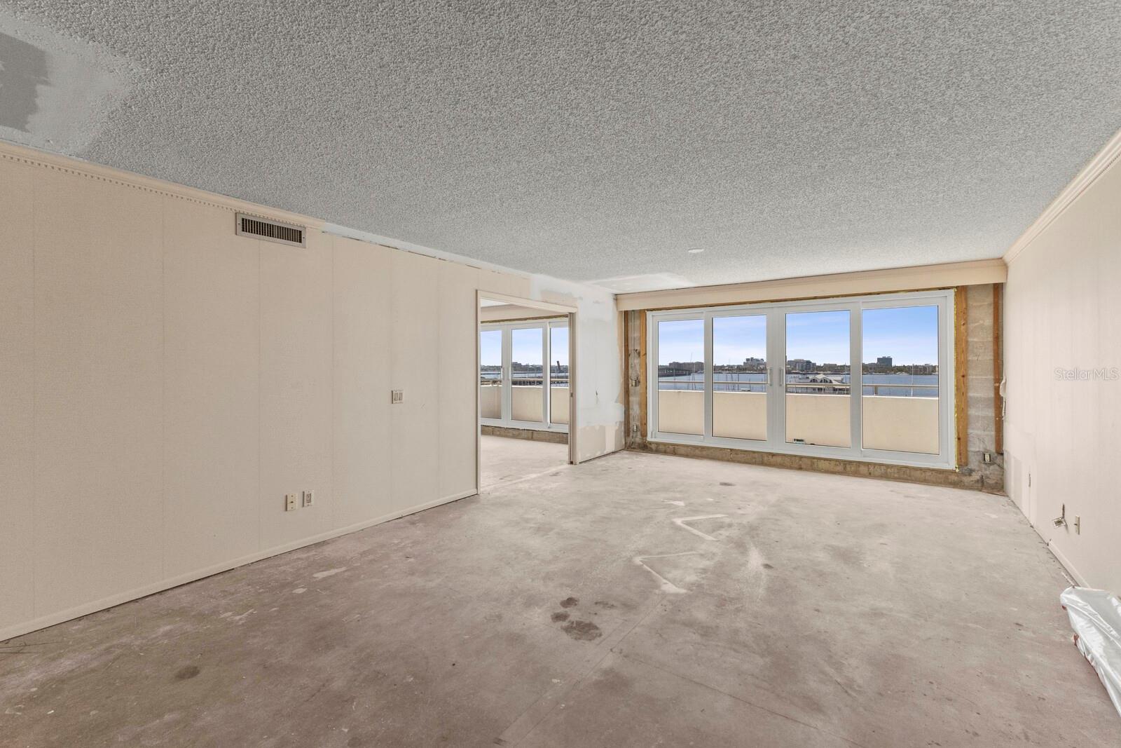 Image 11 of 47 For 1000 Riverside Drive B501