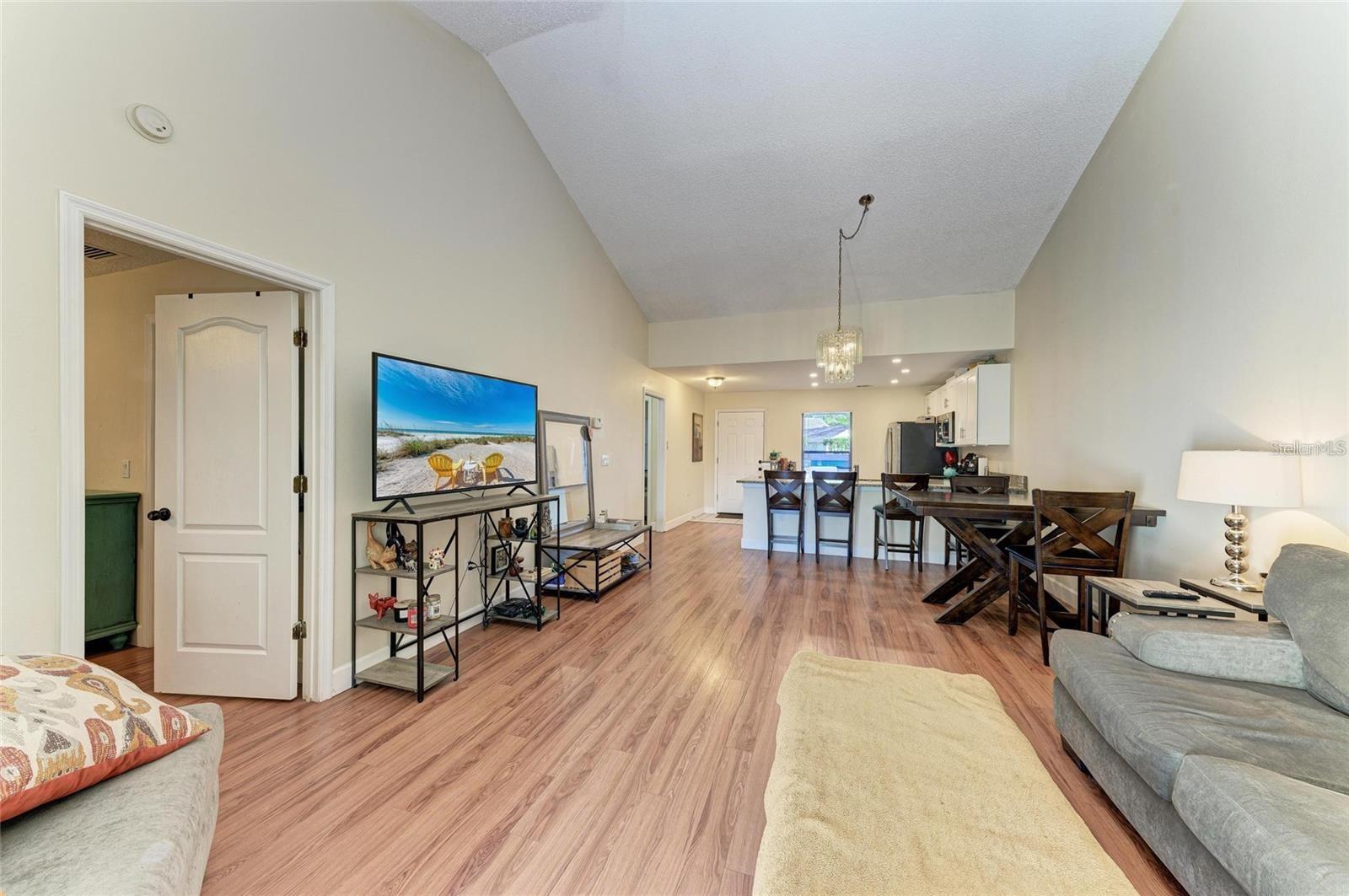 Image 15 of 33 For 428 40th Court W