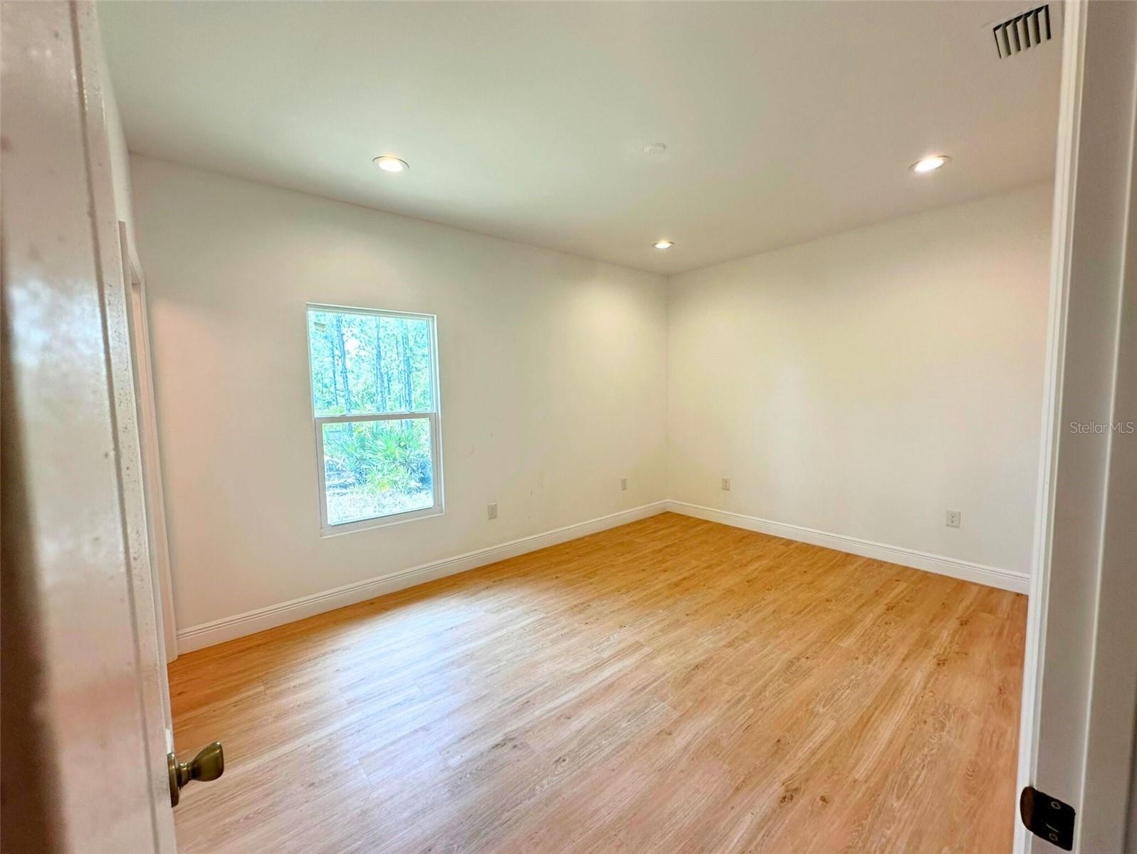 Image 23 of 31 For 8297 Strasse Boulevard