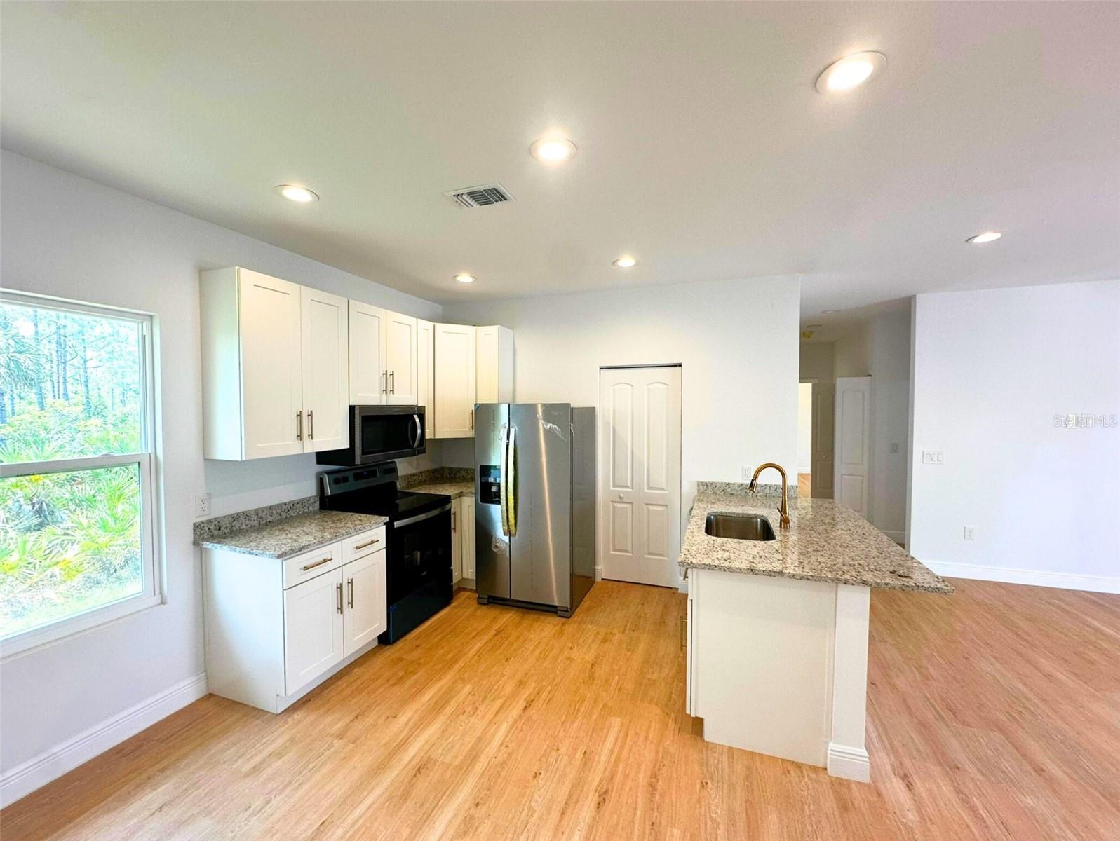 Image 4 of 31 For 8297 Strasse Boulevard