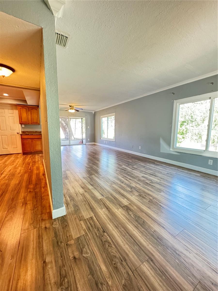 Image 12 of 31 For 307 Amherst Avenue 44