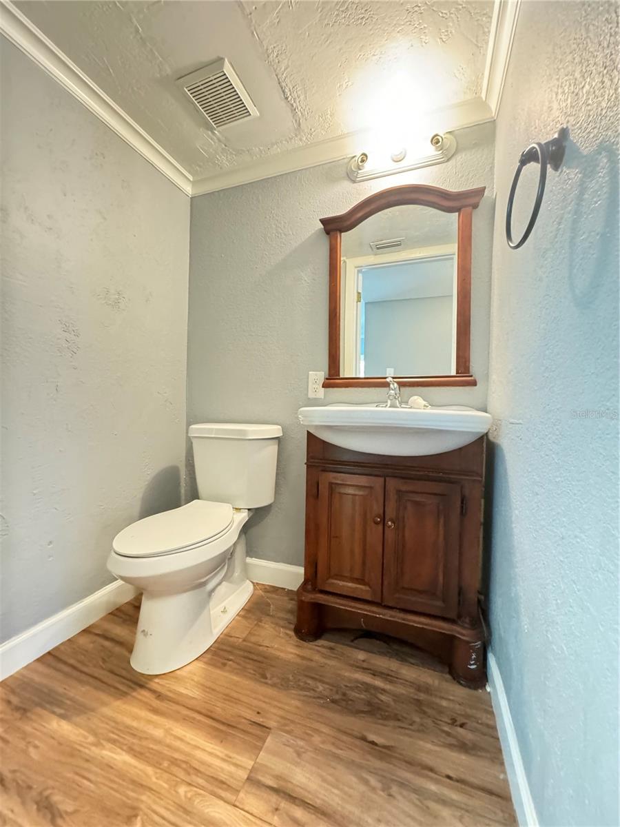 Image 14 of 31 For 307 Amherst Avenue 44