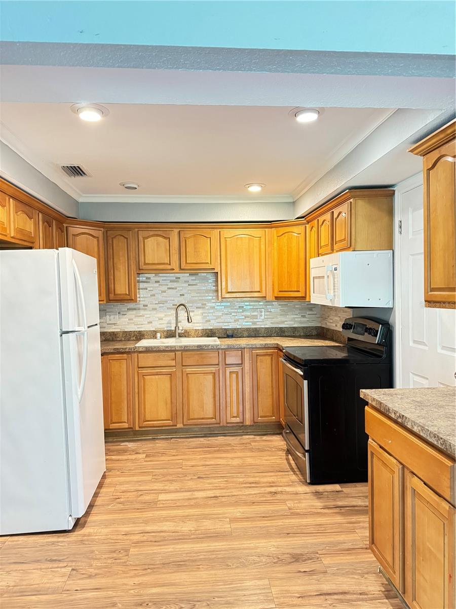 Image 2 of 31 For 307 Amherst Avenue 44