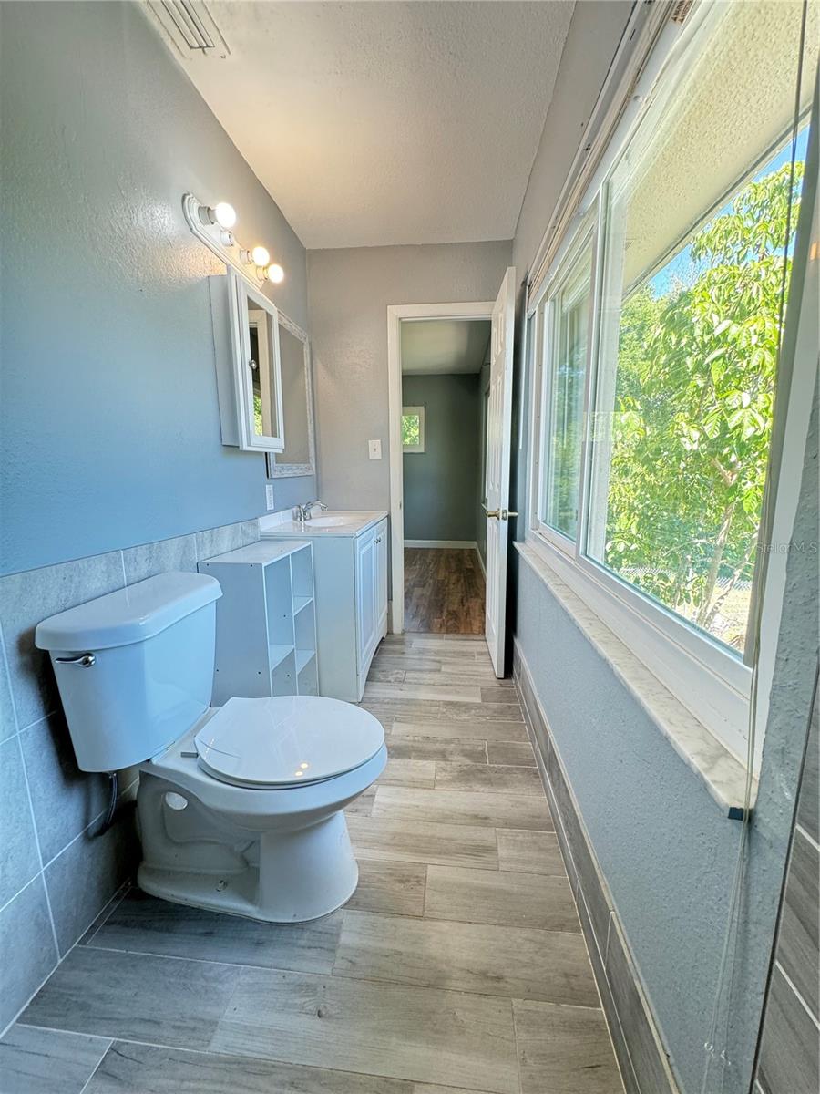 Image 21 of 31 For 307 Amherst Avenue 44