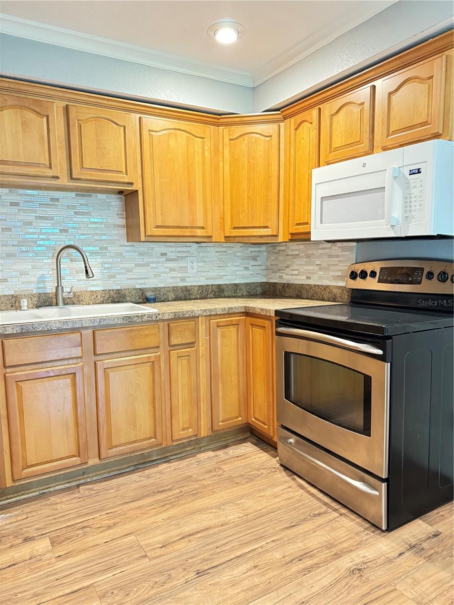 Image 3 of 31 For 307 Amherst Avenue 44