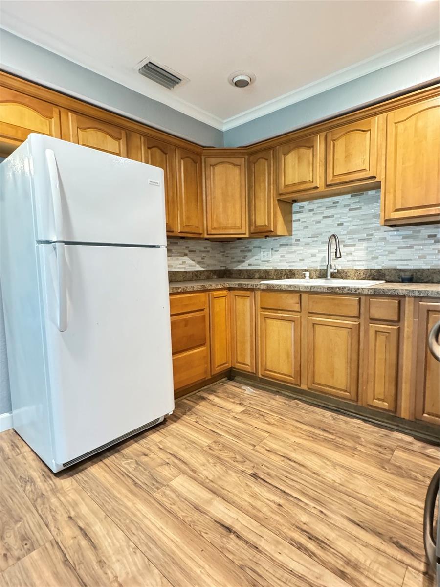 Image 4 of 31 For 307 Amherst Avenue 44