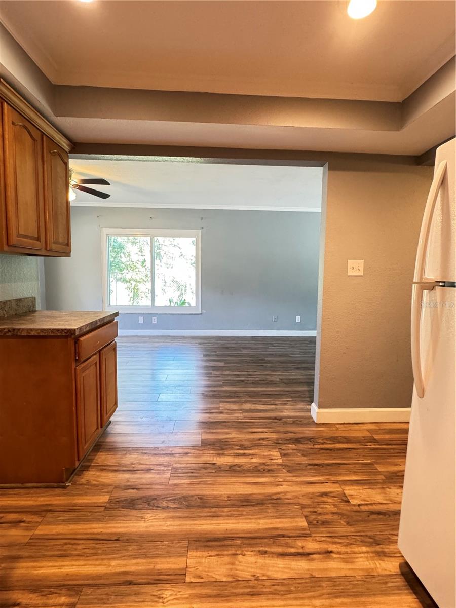 Image 6 of 31 For 307 Amherst Avenue 44
