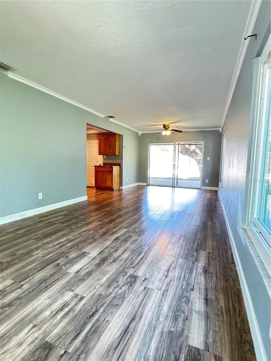 Image 7 of 31 For 307 Amherst Avenue 44