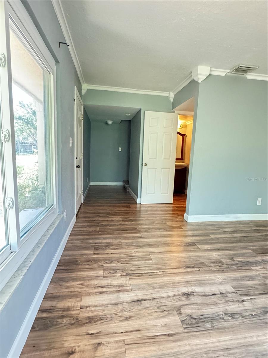 Image 8 of 31 For 307 Amherst Avenue 44