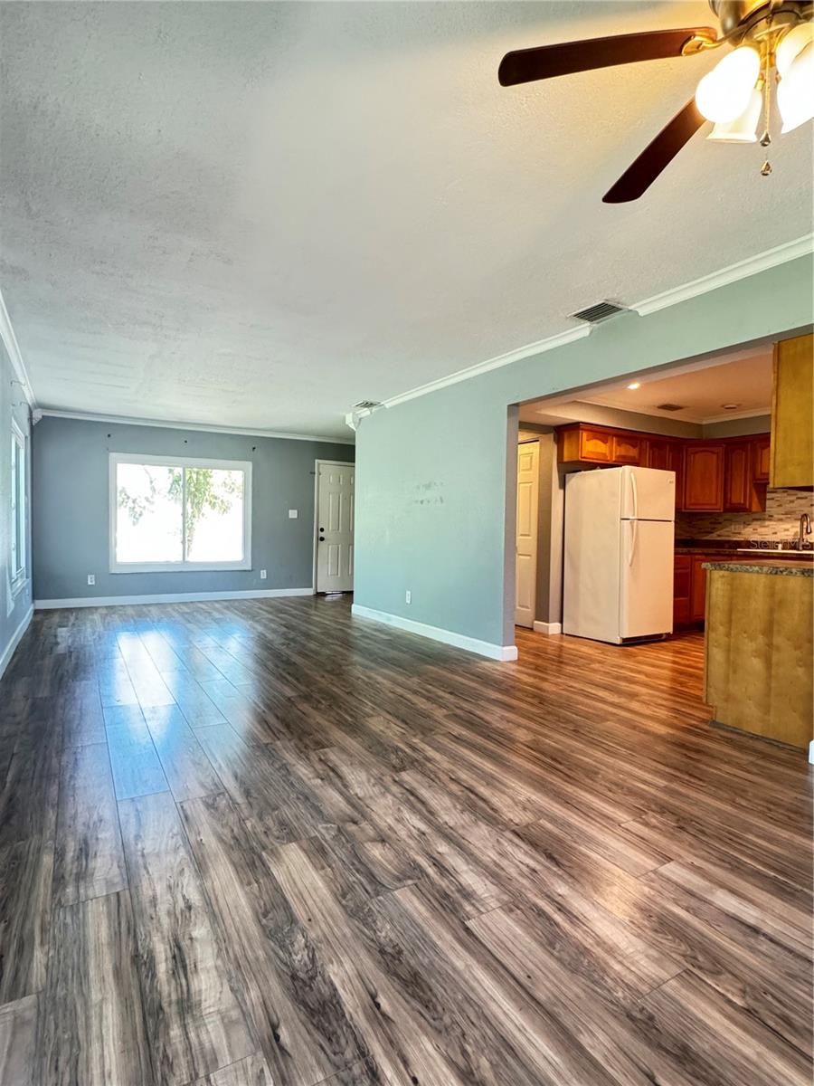 Image 9 of 31 For 307 Amherst Avenue 44