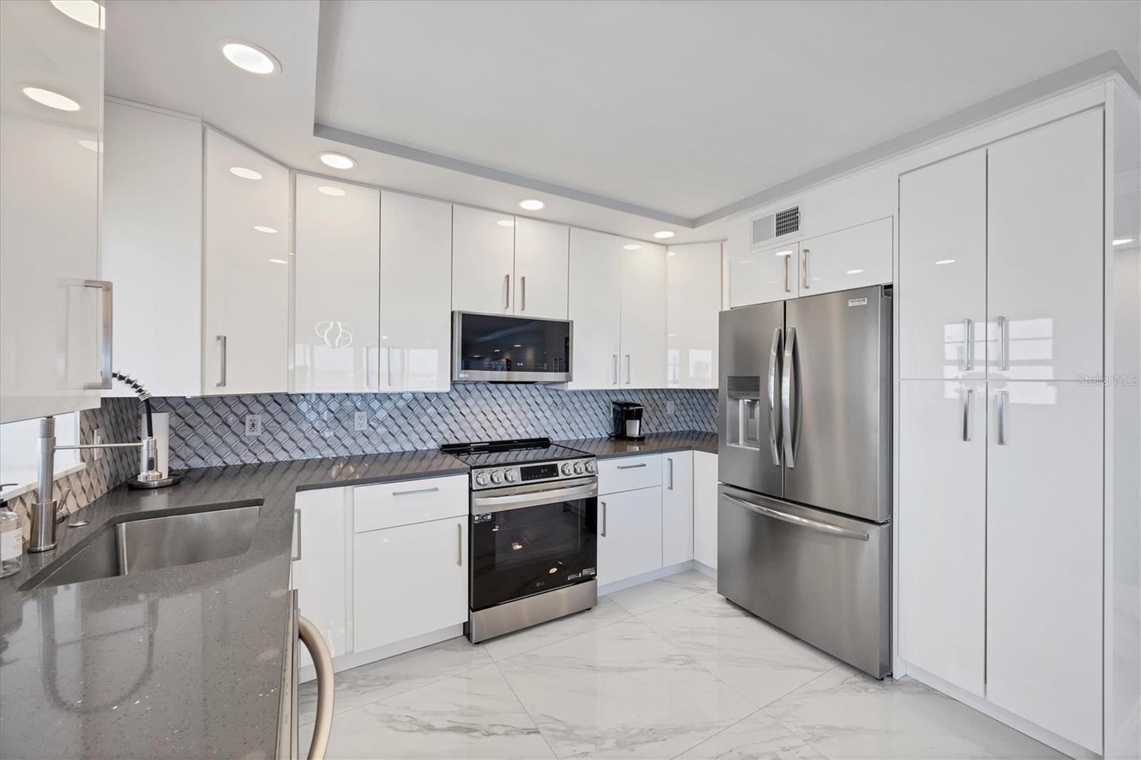 Image 11 of 39 For 555 Gulfstream Avenue 1401