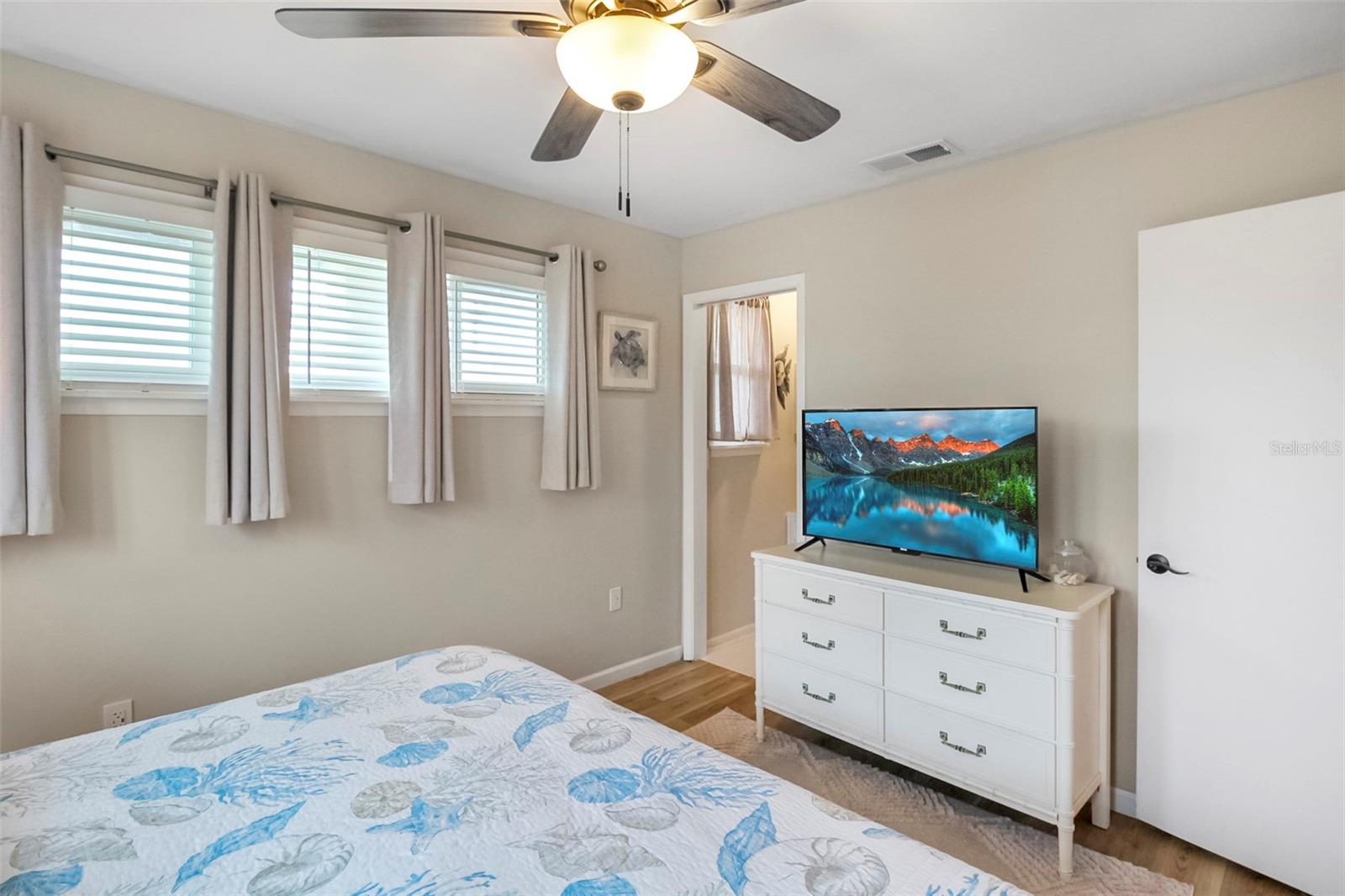 Image 19 of 44 For 5824 Wildwood Avenue