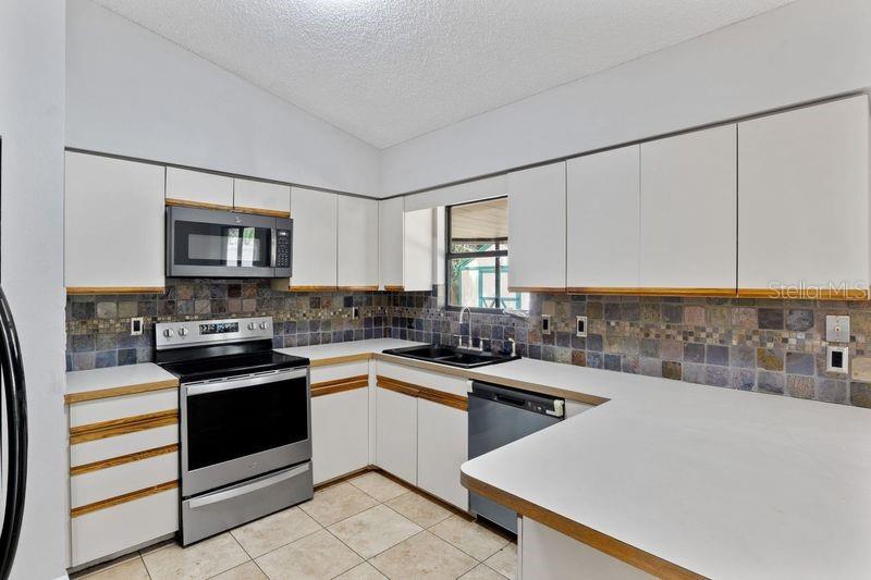 Image 12 of 24 For 920 36th Street W