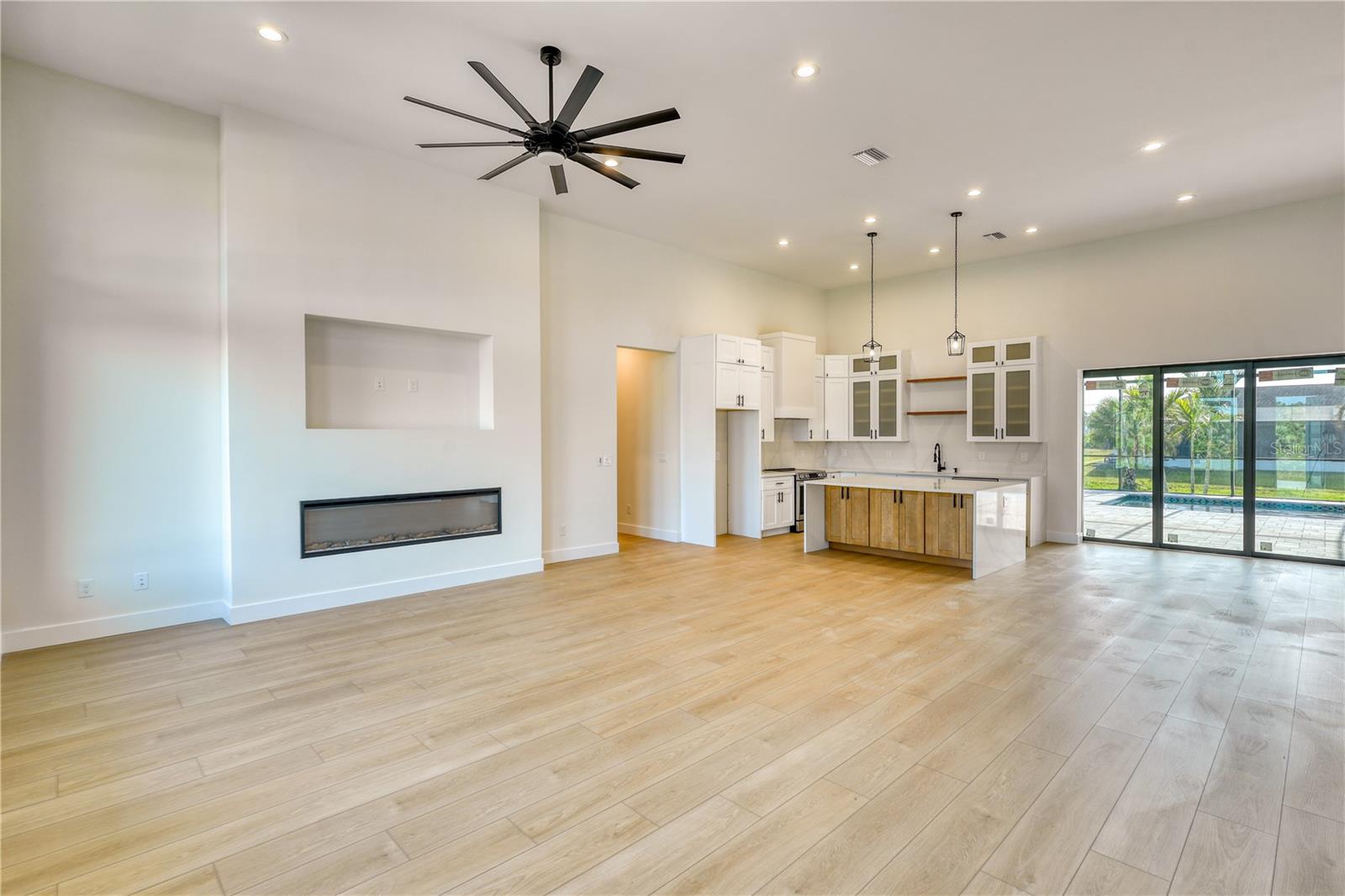 Listing photo id 10 for 217 Rotonda Boulevard S