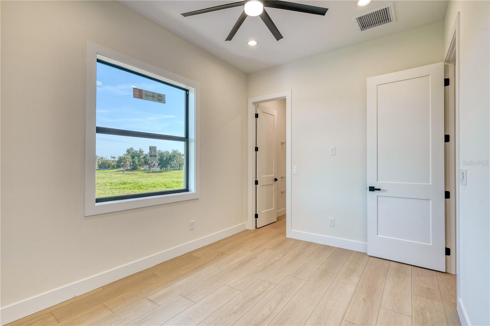 Listing photo id 25 for 217 Rotonda Boulevard S
