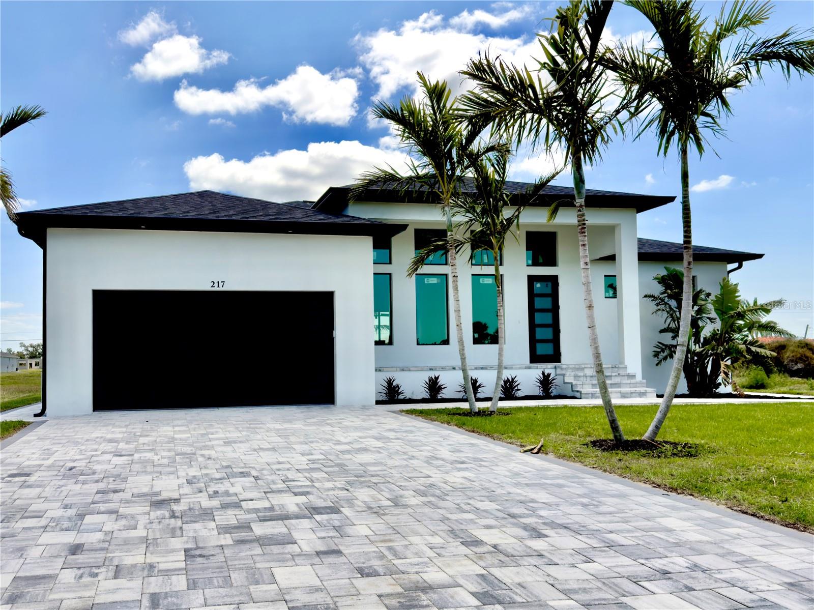 Listing photo id 1 for 217 Rotonda Boulevard S