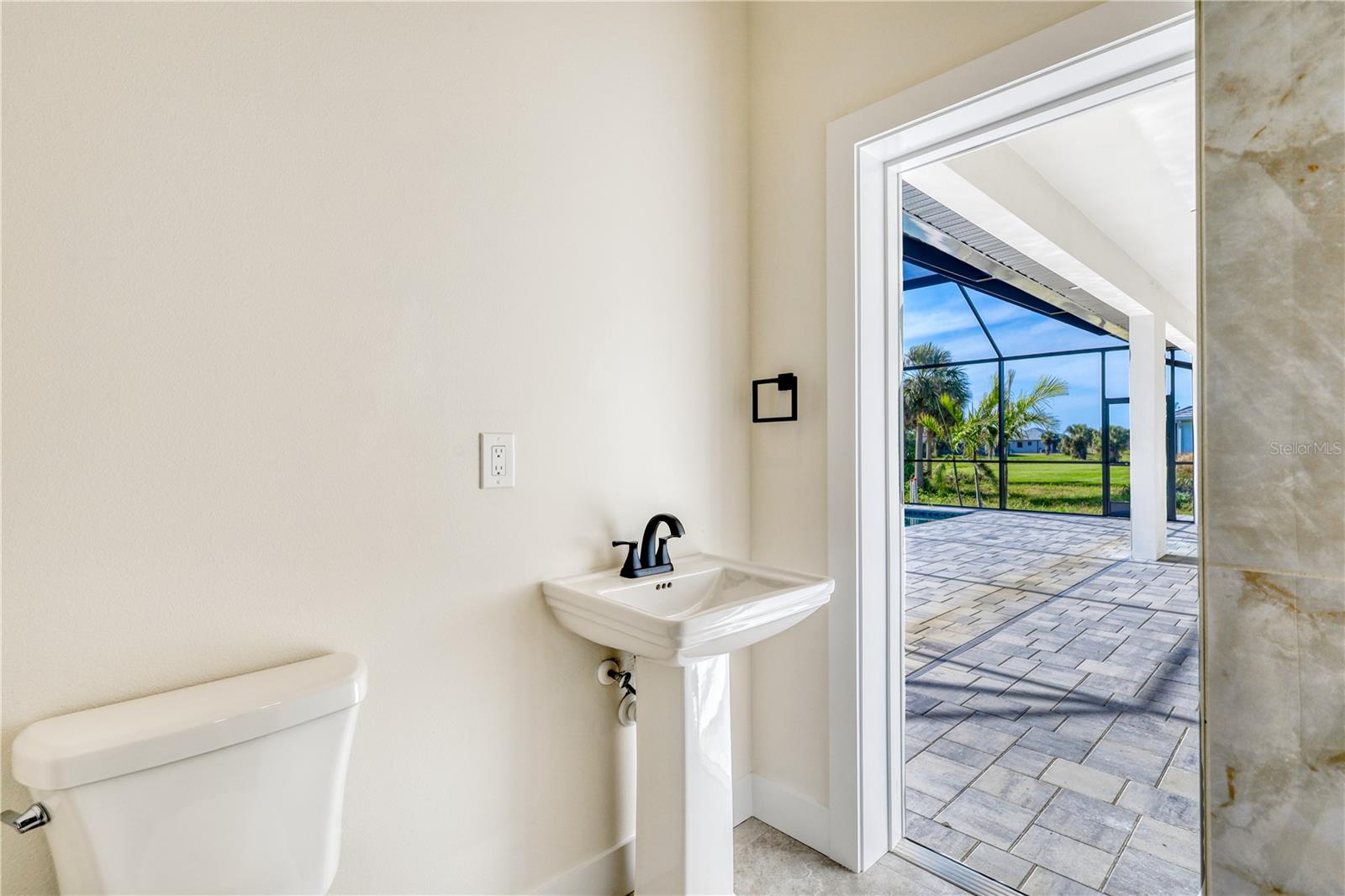 Listing photo id 33 for 217 Rotonda Boulevard S