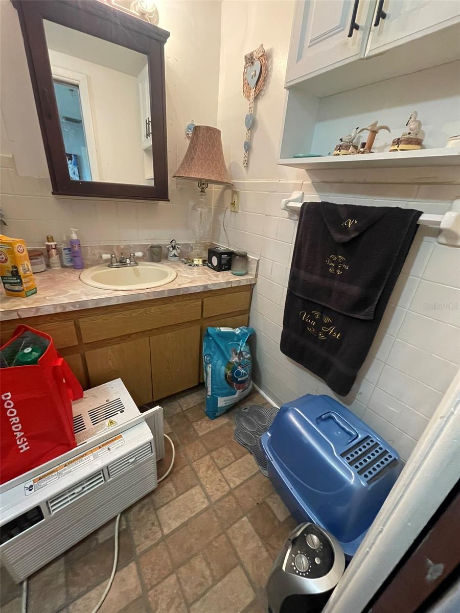 Image 14 of 33 For 1127 Tyrone Court N