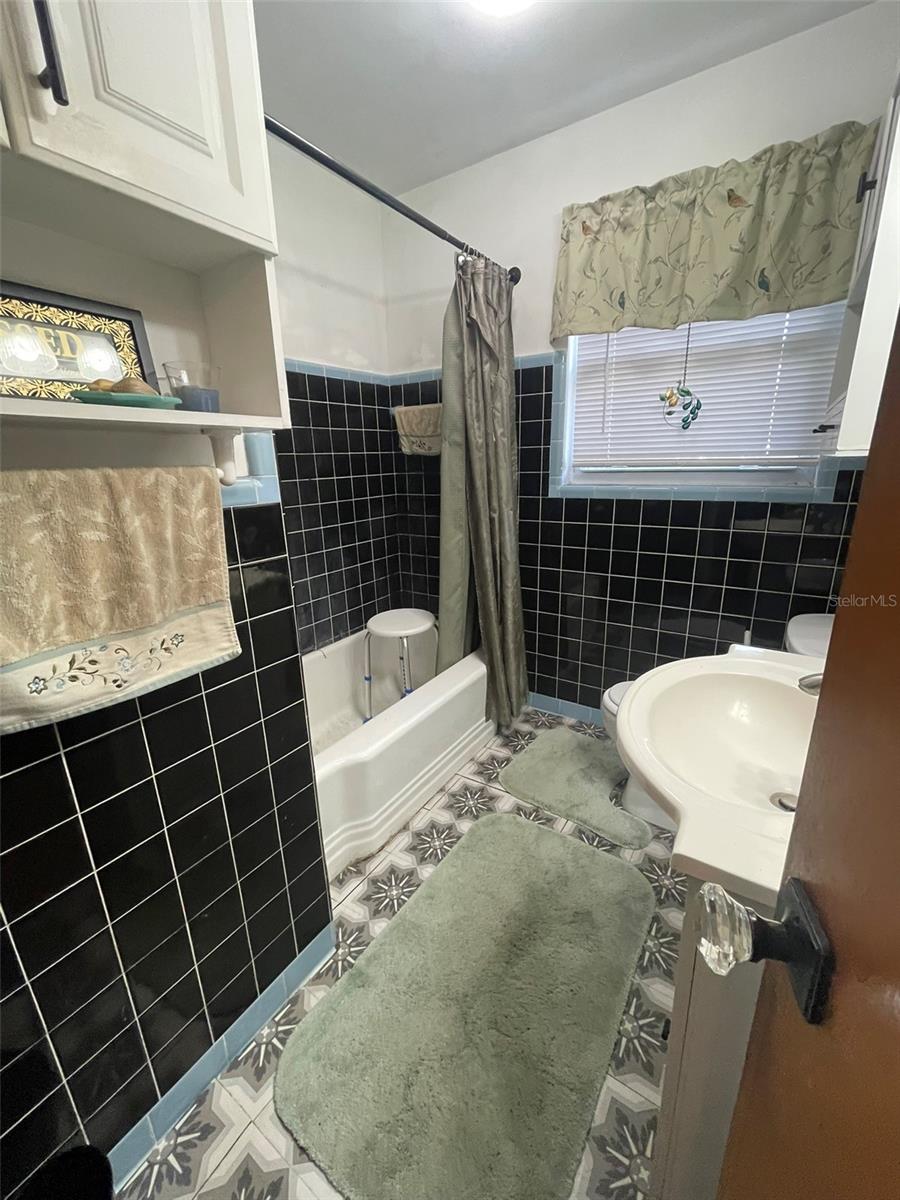 Image 24 of 33 For 1127 Tyrone Court N