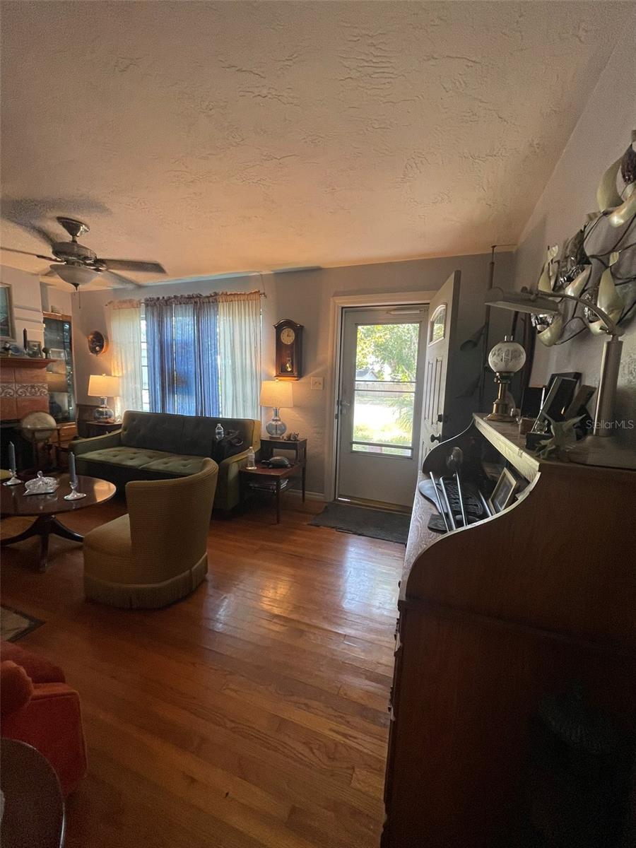 Image 6 of 33 For 1127 Tyrone Court N