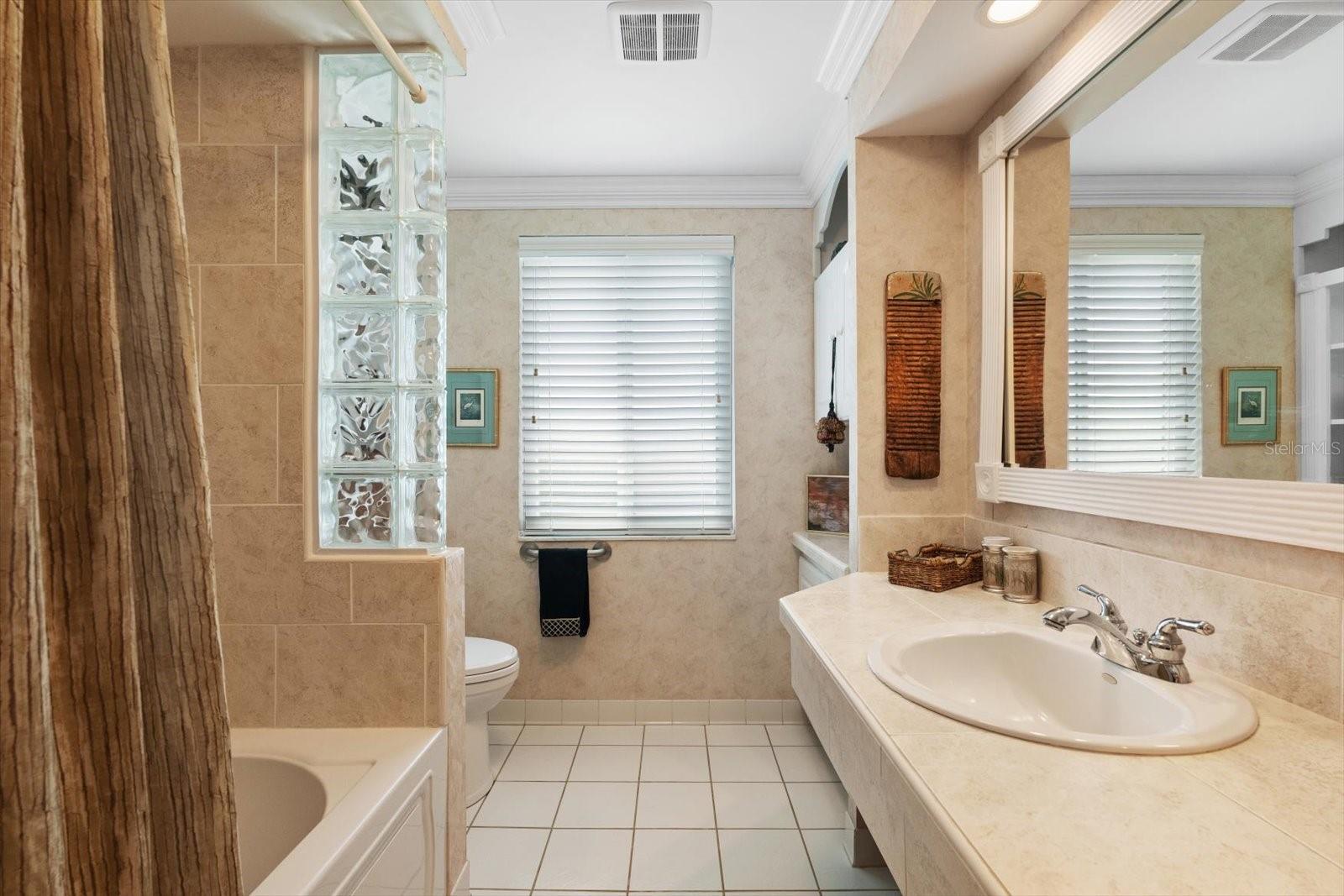 Image 22 of 51 For 10432 Sandpiper Road W
