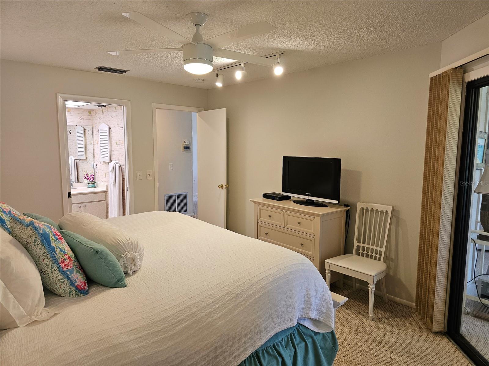 Image 19 of 35 For 6423 Egret Lane 406