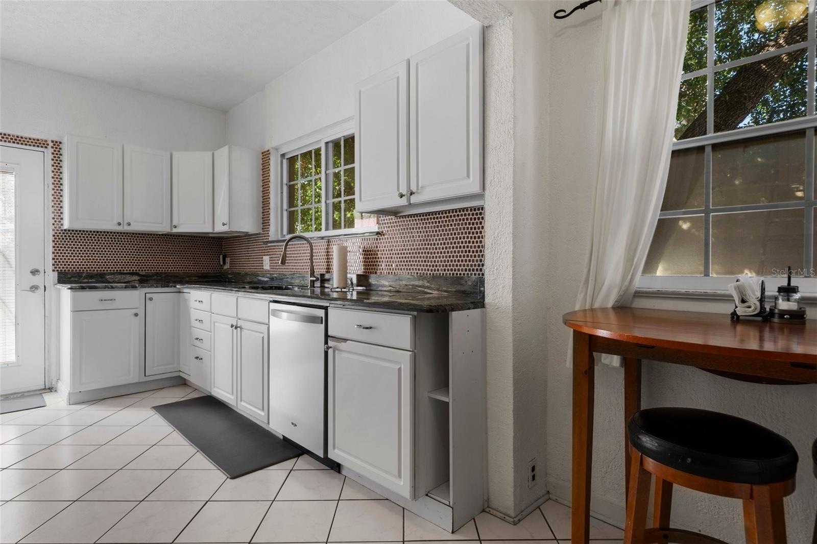 Image 6 of 21 For 344 Lantana Avenue N
