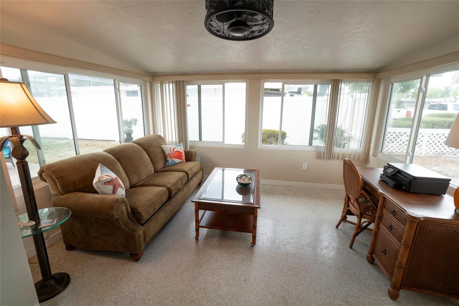 Image 11 of 38 For 817 Harbor Drive S