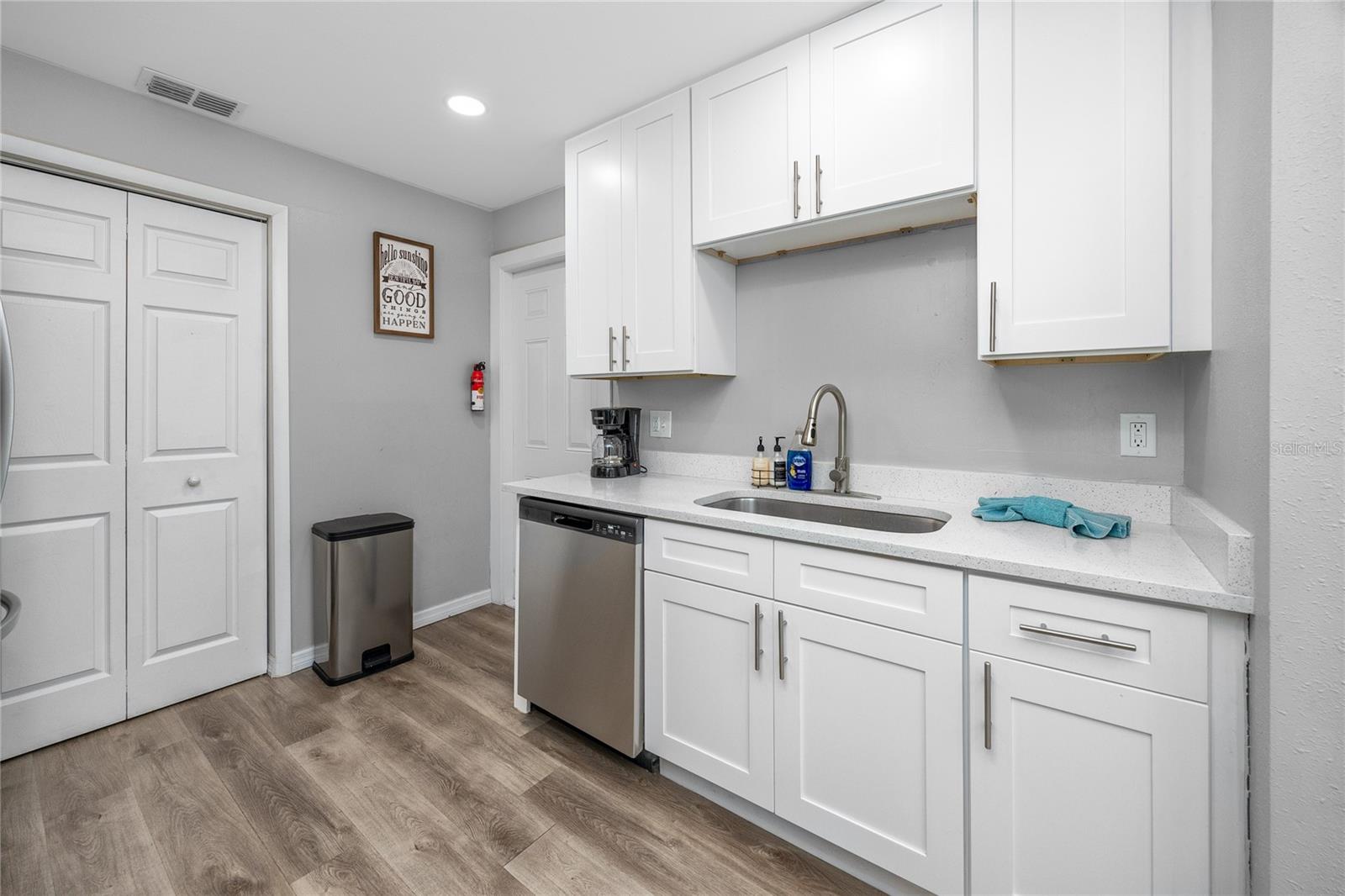 Image 13 of 34 For 2726 Knoll Street E