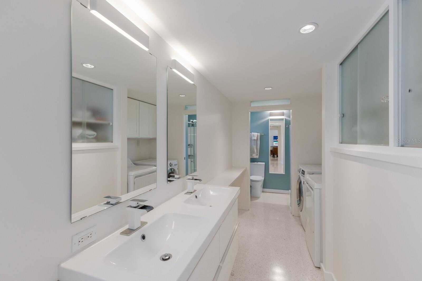 Image 21 of 40 For 2560 Sunnyside Street