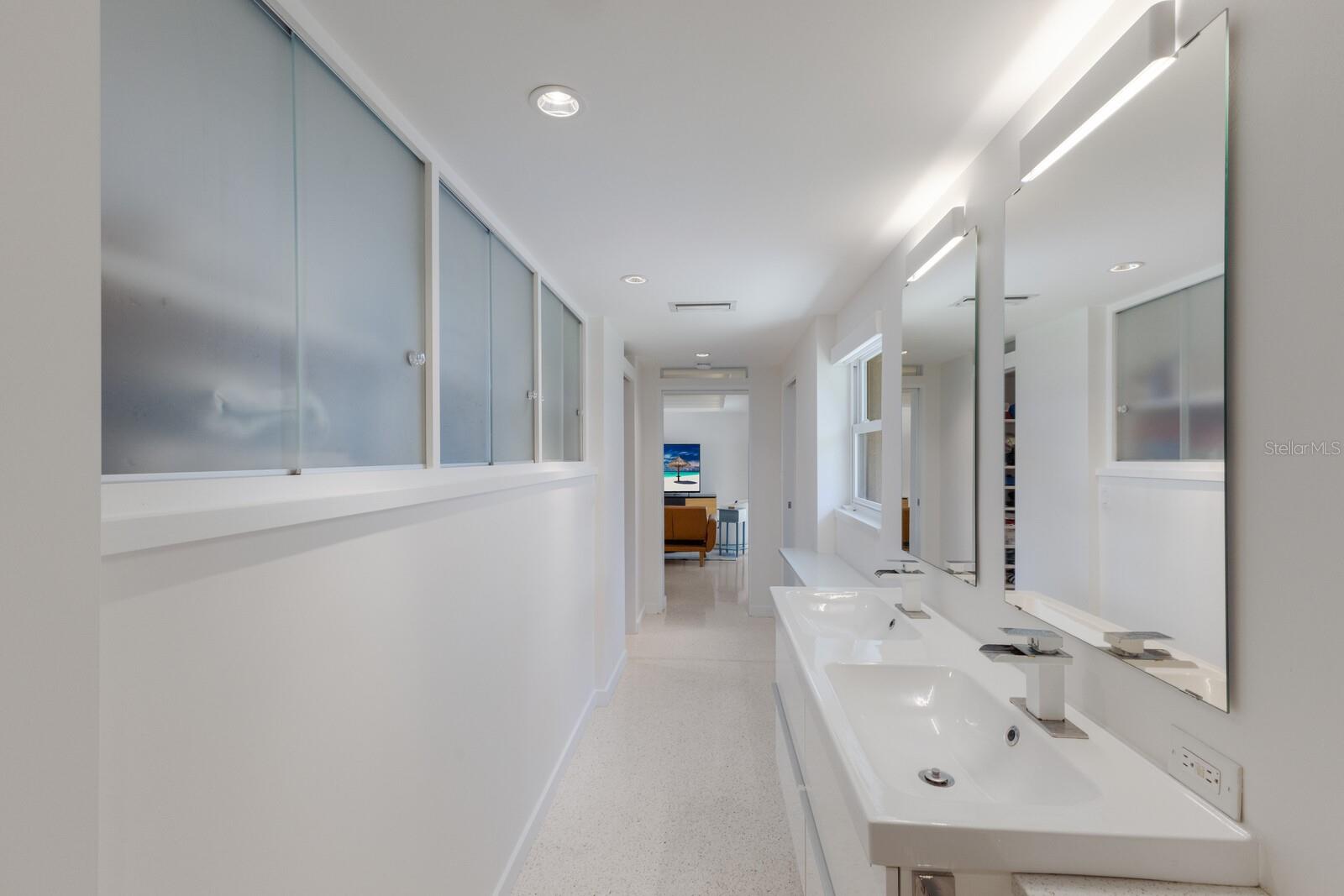 Image 22 of 40 For 2560 Sunnyside Street
