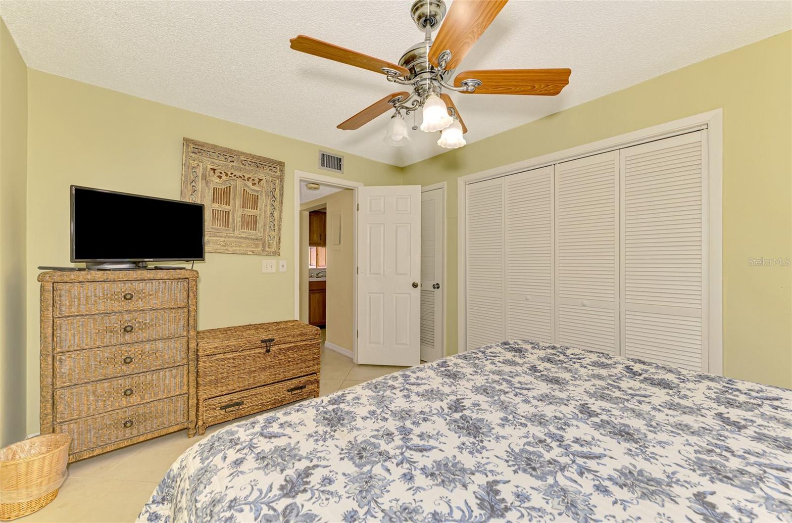 Listing photo id 20 for 1200 Cove Ii Place 832