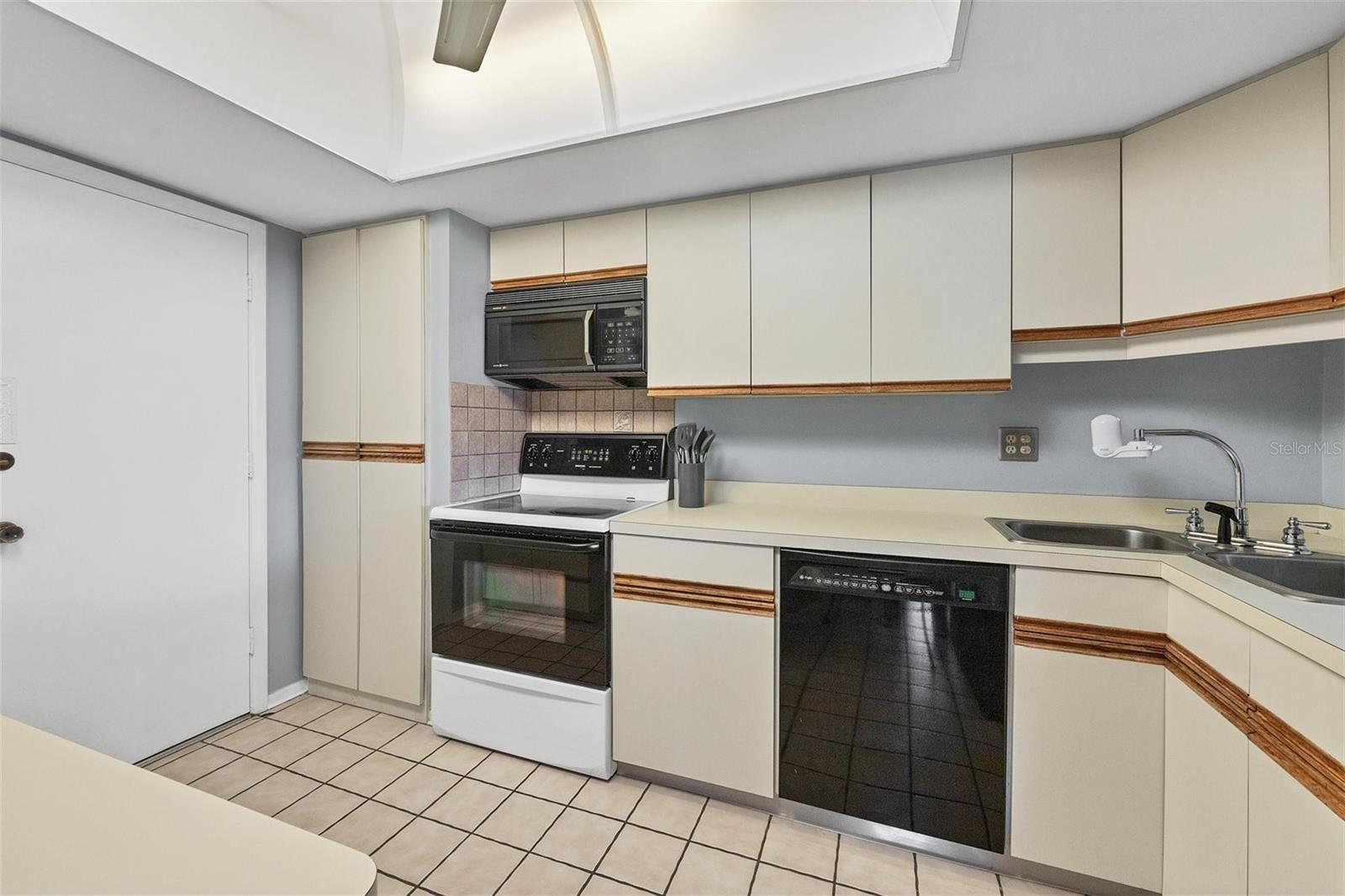 Image 13 of 47 For 2100 Benjamin Franklin Drive 201