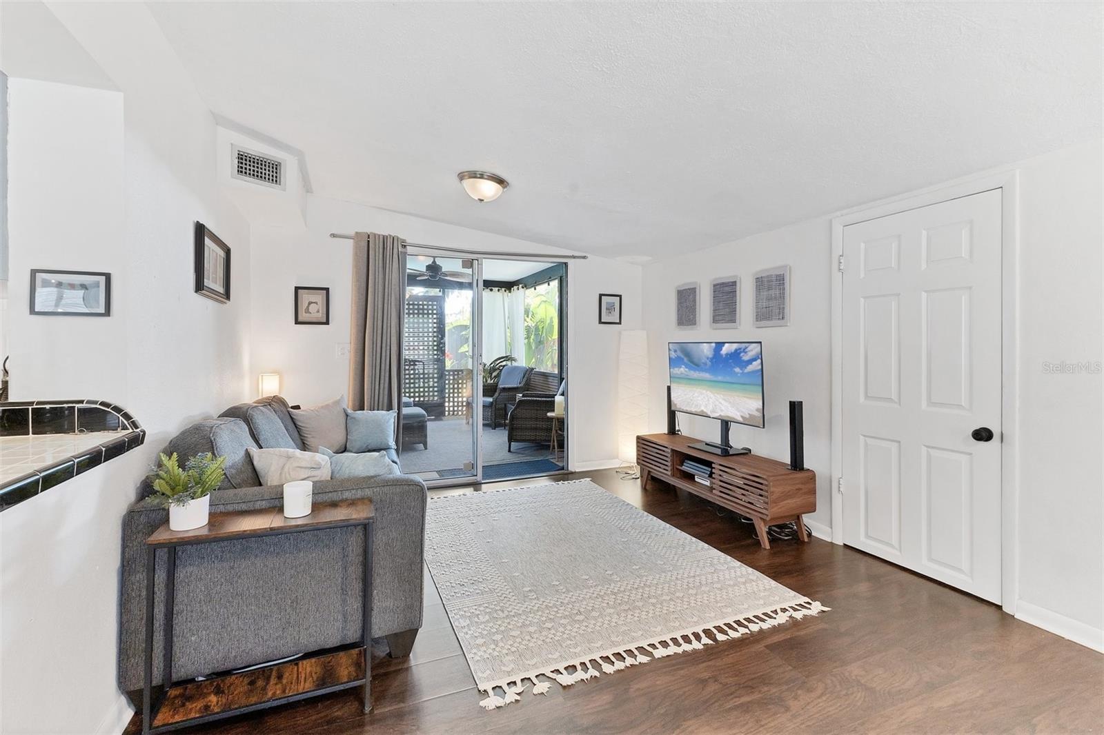 Image 9 of 33 For 6013 Murdock Avenue
