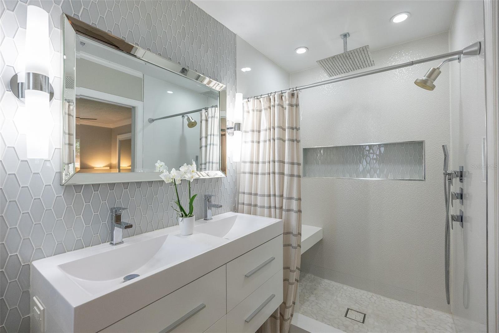Image 14 of 37 For 7141 37th Avenue N