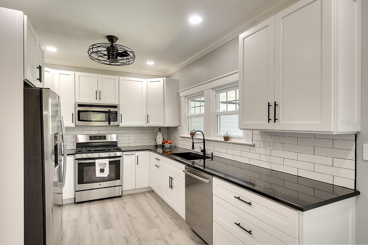 Image 18 of 31 For 1814 6th Avenue W