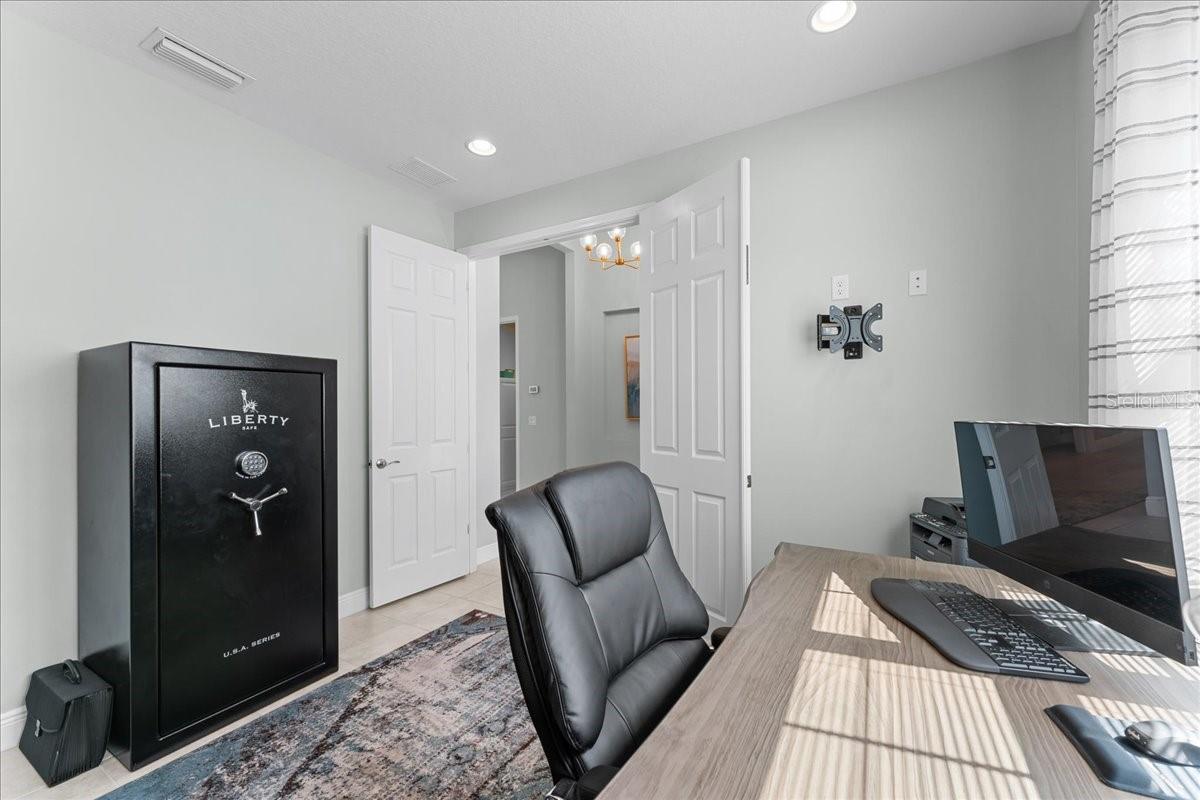 Image 14 of 93 For 4515 Roycroft Terrace