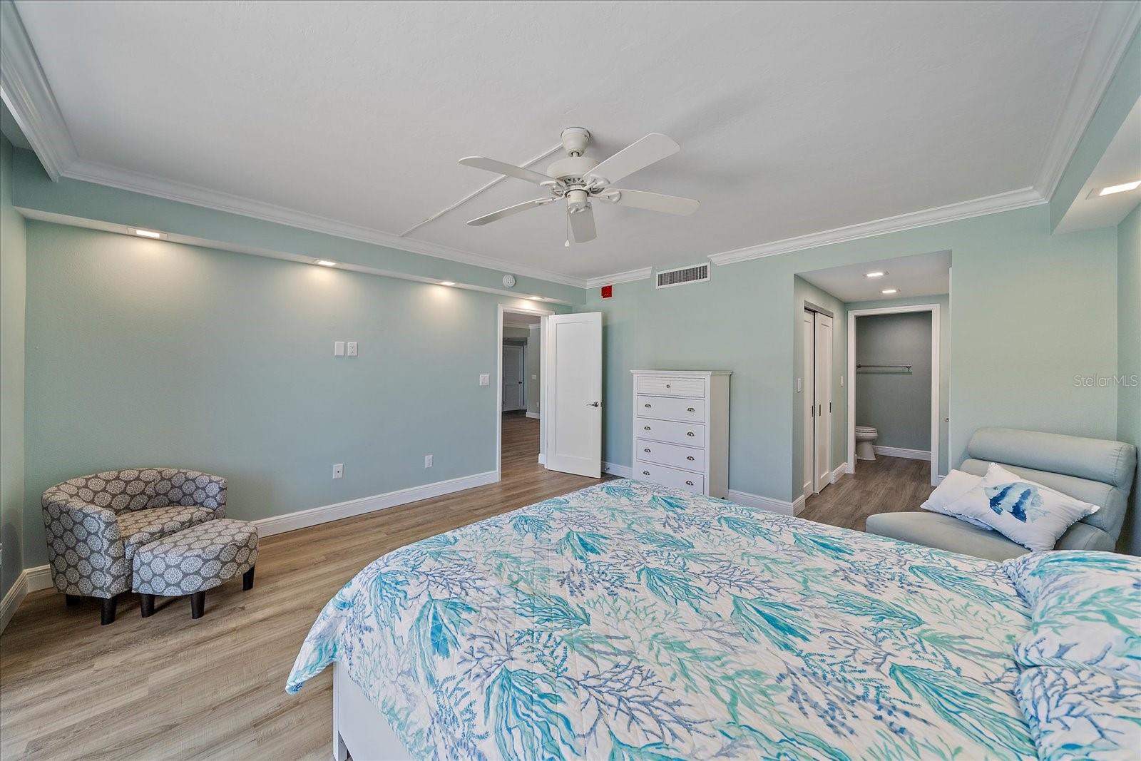 Image 32 of 44 For 1212 Benjamin Franklin Drive 306