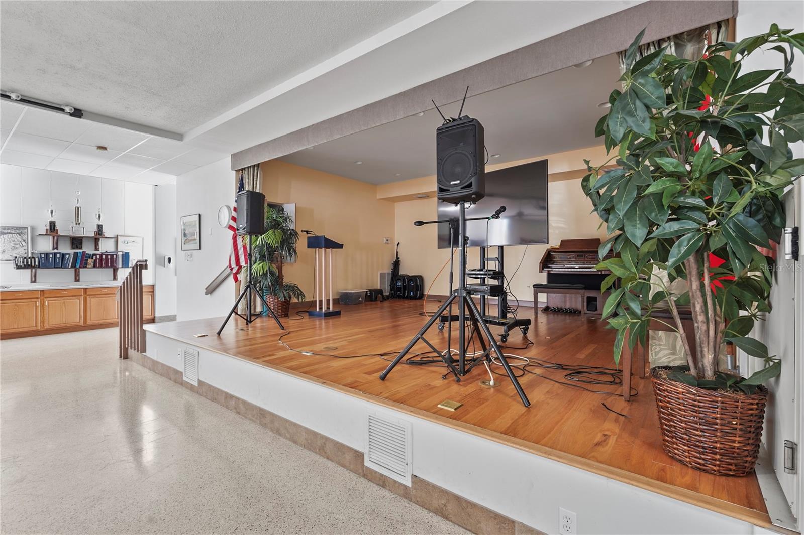 Image 40 of 48 For 94 Southwinds Drive