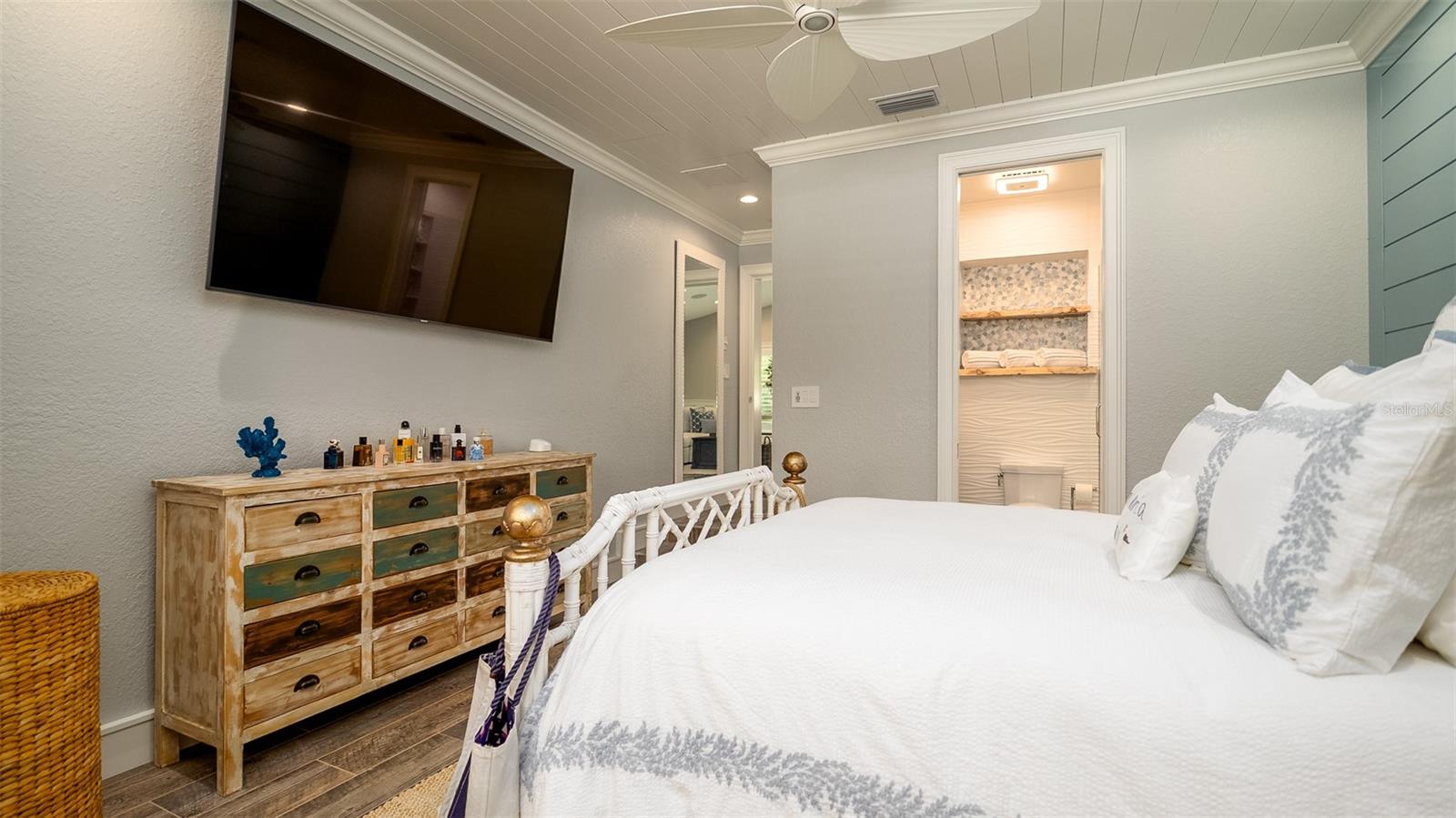 Listing photo id 32 for 403 75th Street