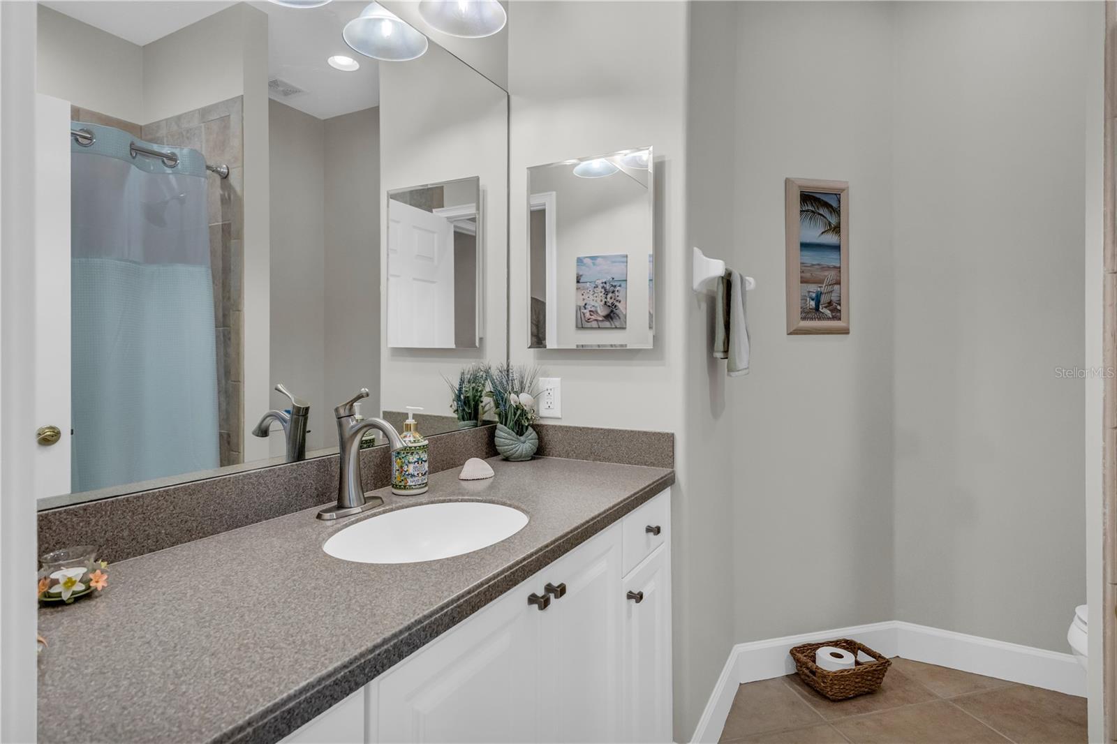 Image 36 of 50 For 927 River Basin Court 201c